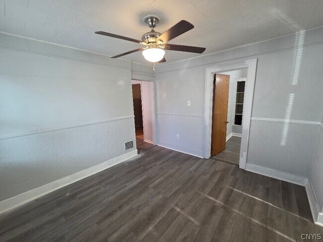 Building Photo - 112 Gale Ave