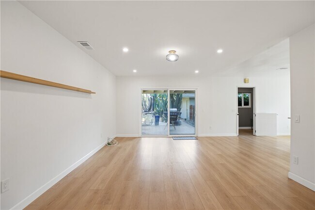 Building Photo - 1185 La Subida Ct