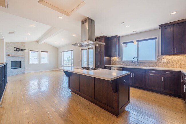 Building Photo - LUXURIOUS-CONTEMPORARY TOWNHOUSE W/ AMAZIN...