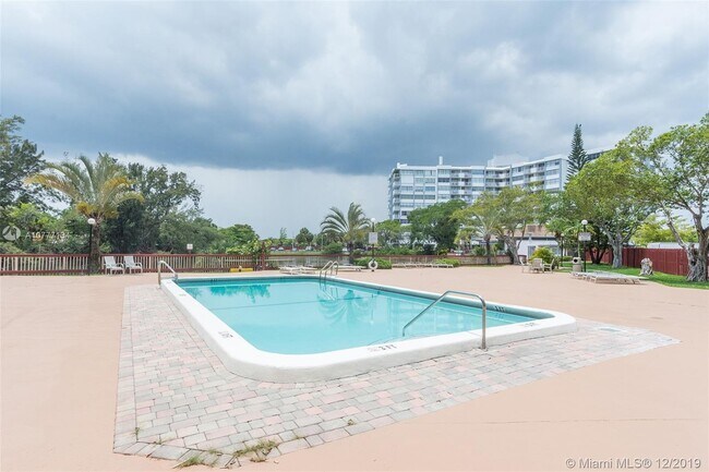 Building Photo - 1005E