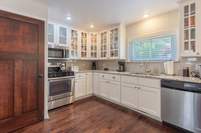 Building Photo - Charming Fully Furnished Three Bed, Two Ba...