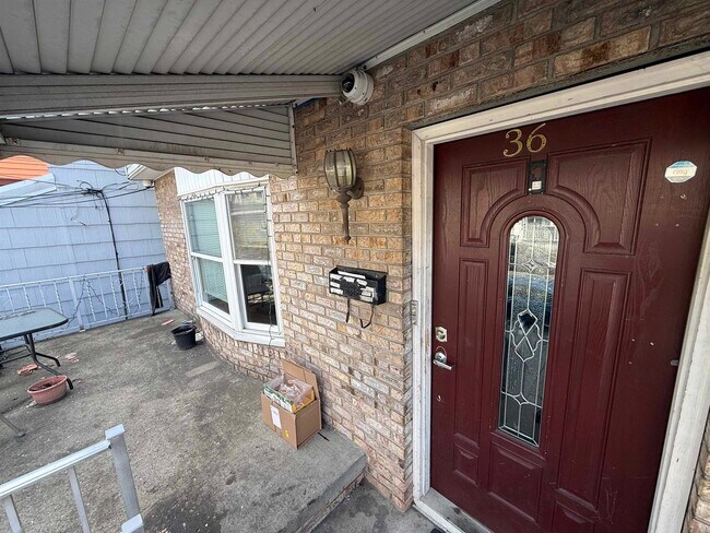 Building Photo - 36 W 9th St