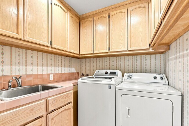 Building Photo - Million Dollar Views! Available Now!