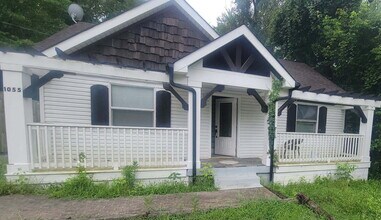 Building Photo - Charming 2-bedroom, 1-bath single-family home conveniently located in Nashville.