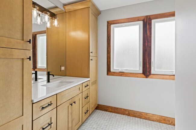 Building Photo - 4834 N Springfield Ave