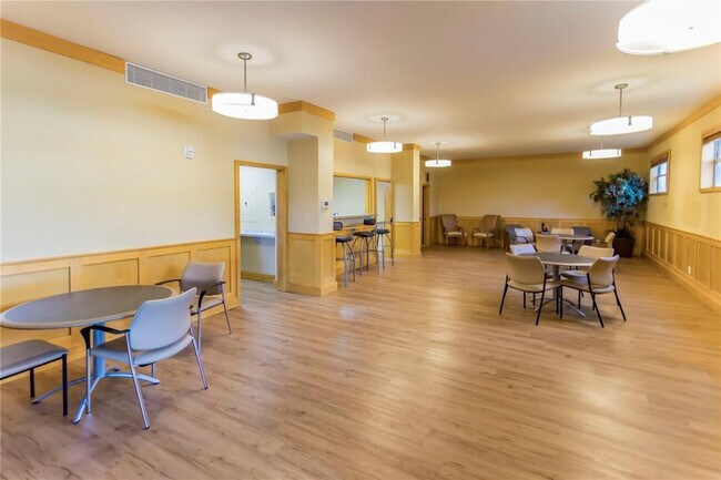 Building Photo - 800 NE 195th St