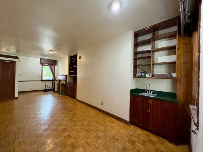 Building Photo - 331 S Ann St