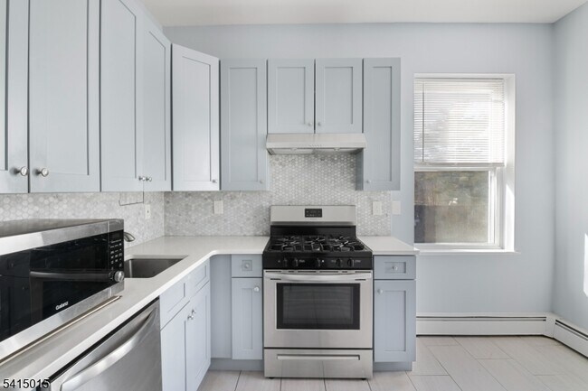 Building Photo - 150 E Main St