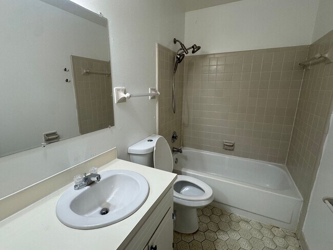 Building Photo - Forest Hills Home