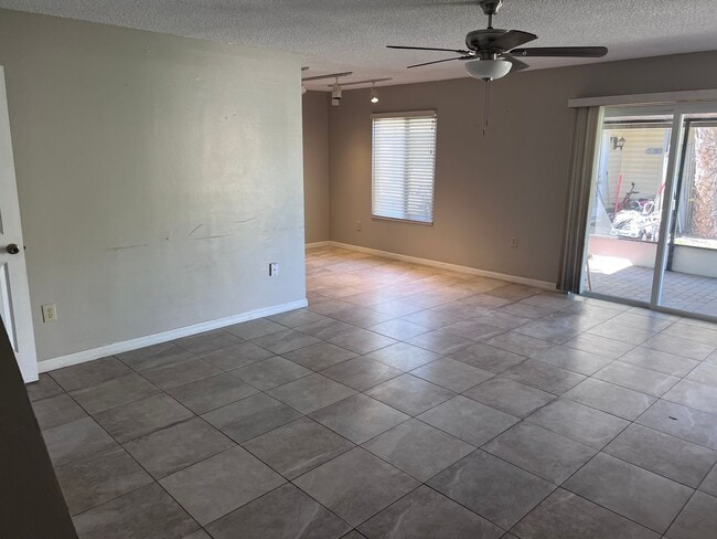 Building Photo - 2 Story Condo. Lovely 2 bed/1.5 bath condo