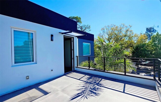 Building Photo - Bold Sarasota Bay Luxury Custom Home, 5 beds/4 baths, Private pool.