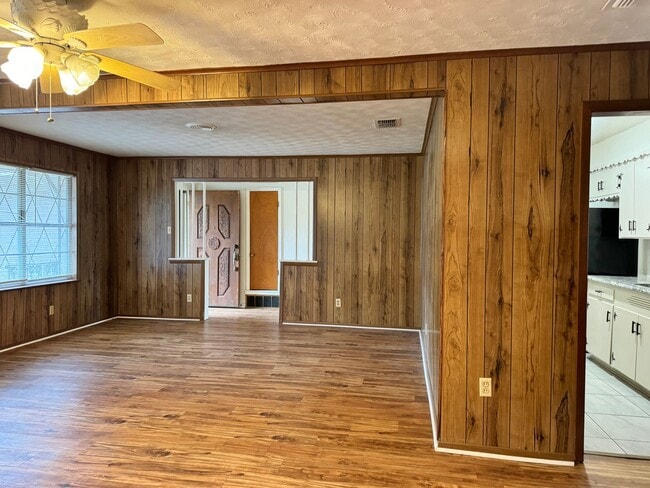 Building Photo - 2321 McKenzie Dr