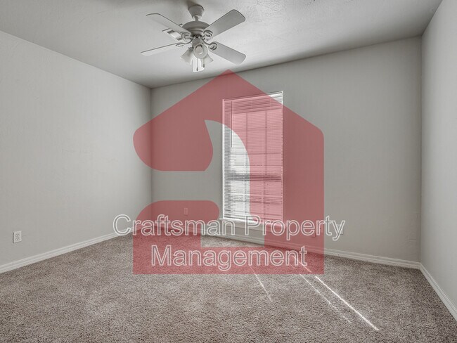 Building Photo - 2707 Silvertree Dr