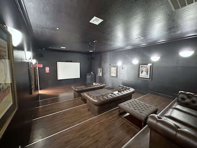 Building Photo - Spacious 1bedroom 1 bath condo in The Quar...