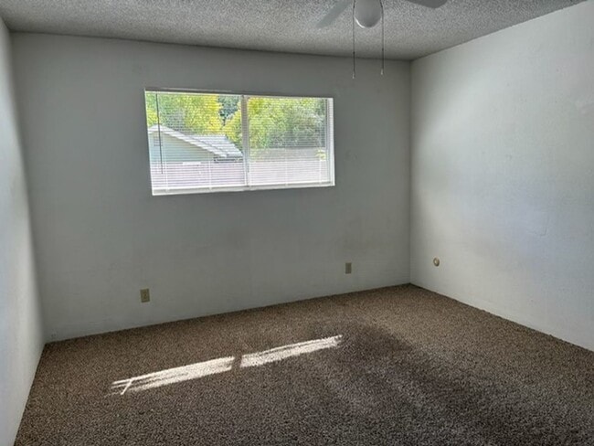 Building Photo - Large 2 bedroom 1.5 Bath Westside Duplex (...