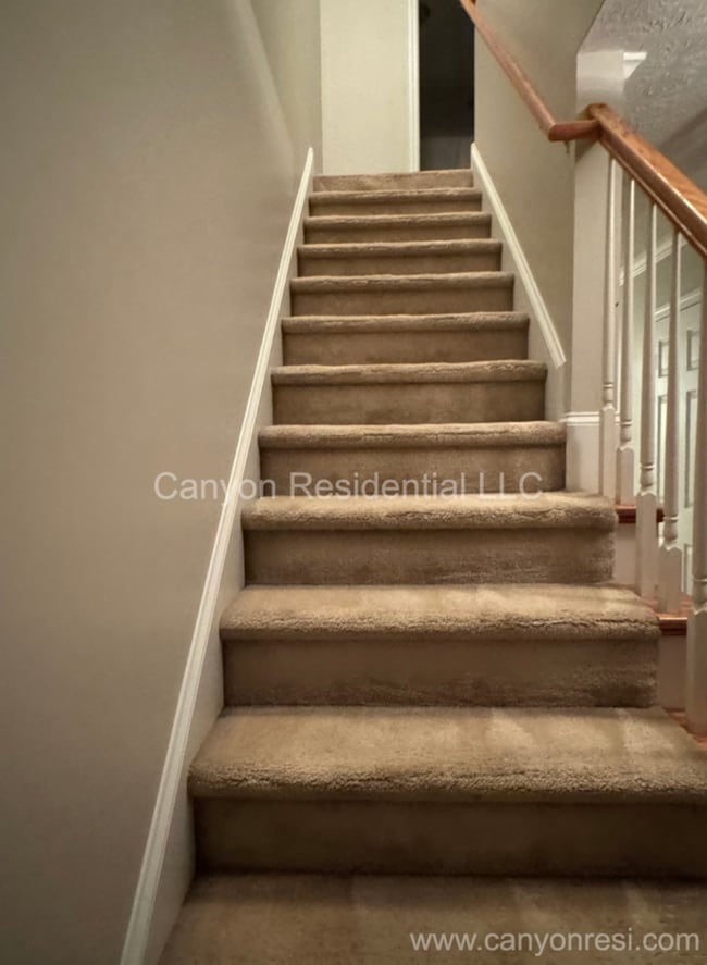 Building Photo - 5635 Thackeray Dr