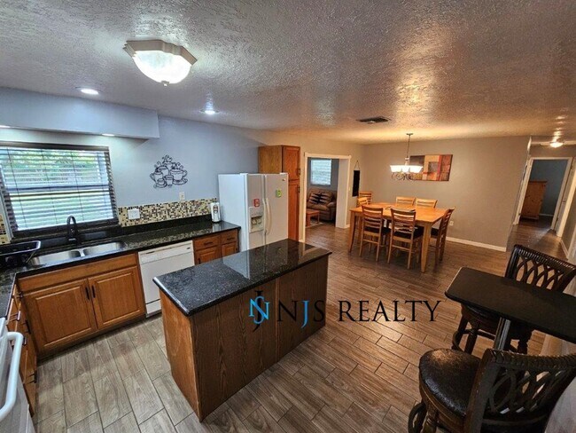 Building Photo - BEAUTIFUL 3/2/2 1400 Sq. Ft. with HUGE yar...