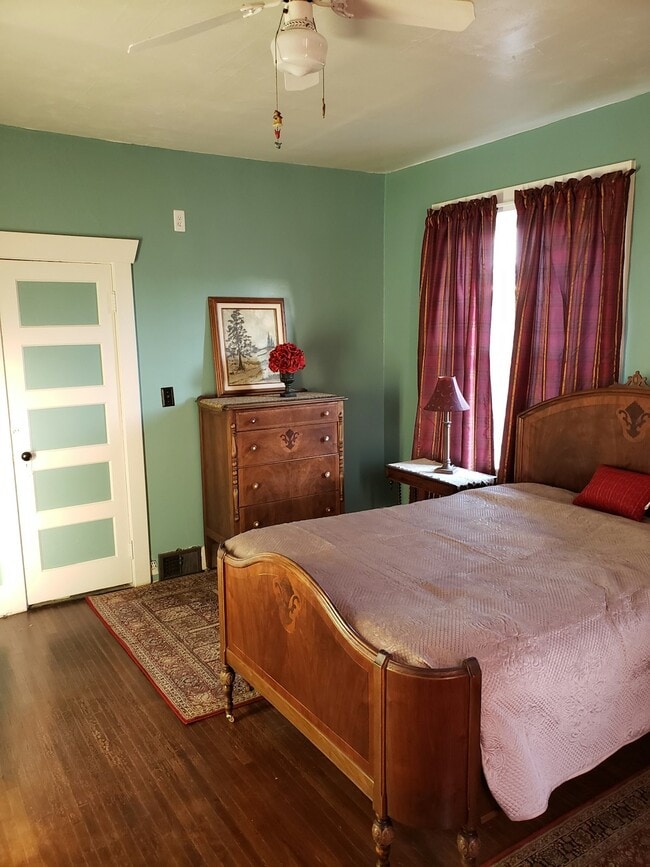 Building Photo - 1428 W Dean Ave