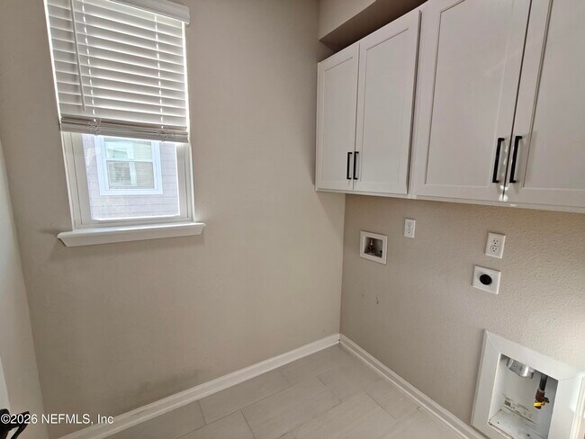 Building Photo - 1876 Amberly Dr