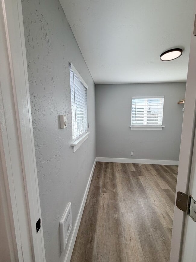 Building Photo - 2 Bedroom, 1 Bathroom Home