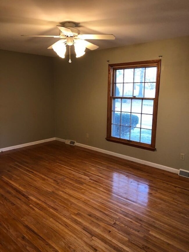 Building Photo - 3 BR 2 BA Ranch