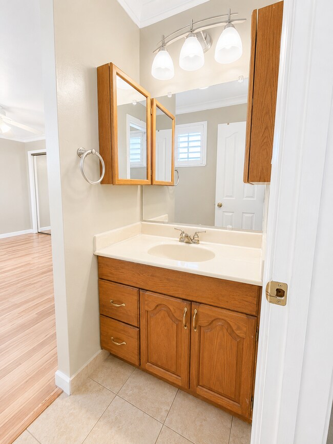 Building Photo - Welcome to this stunning 3 bedroom, 2 bathroom home located in Fremont
