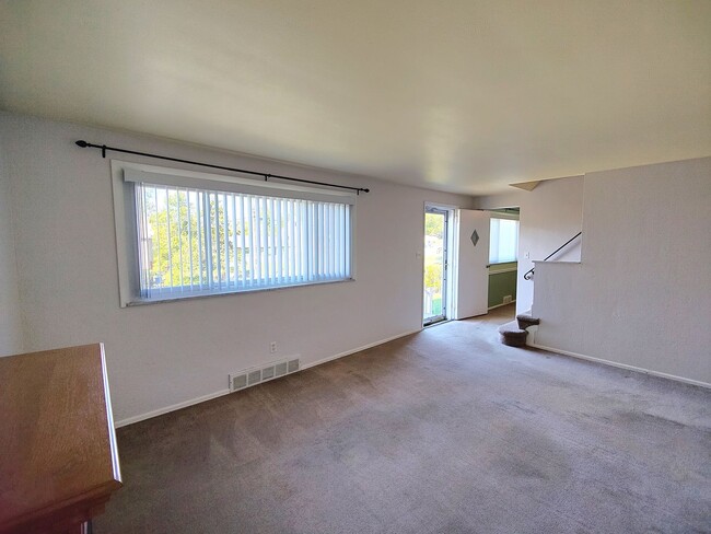 Building Photo - *Recently Updated 3BD/2.5BA Available for ...