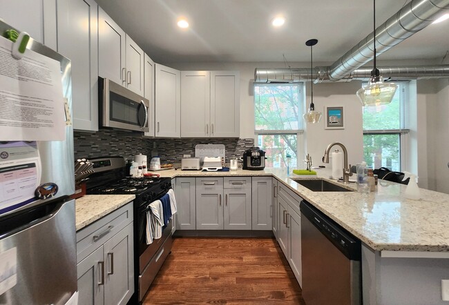 Building Photo - 1444 W Erie St