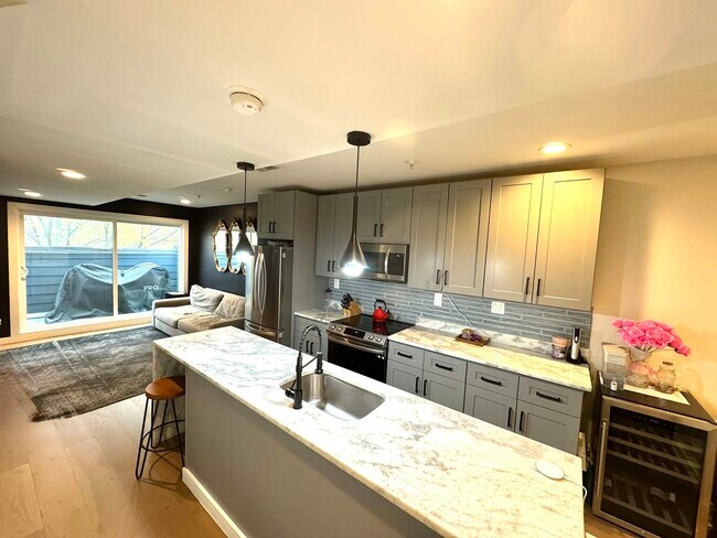 Building Photo - 210 Varnum St NW