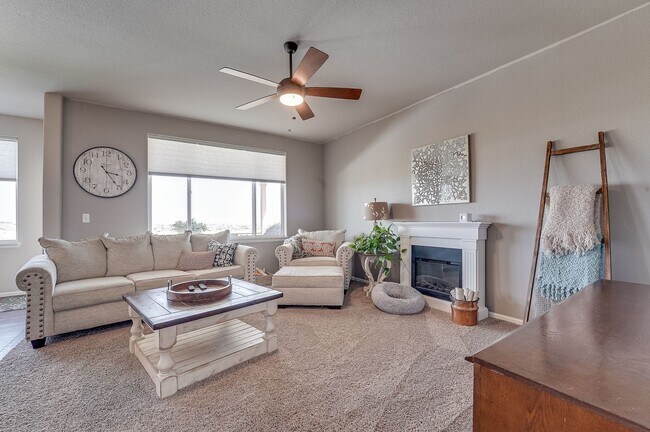 Building Photo - Beautiful 4 Bed, 3 1/2 Bath House in Sever...