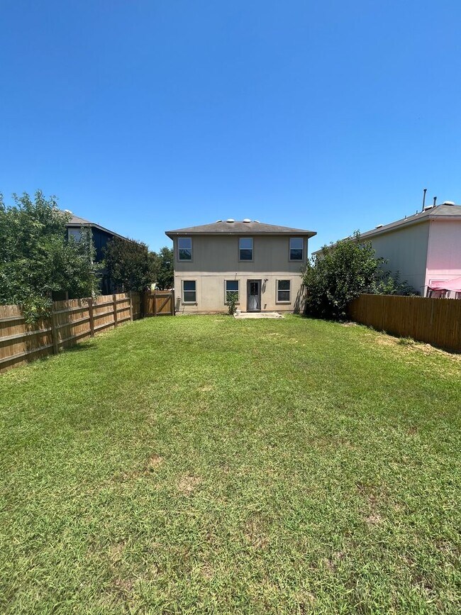 Building Photo - 3/2 in the heart of Del Valle
