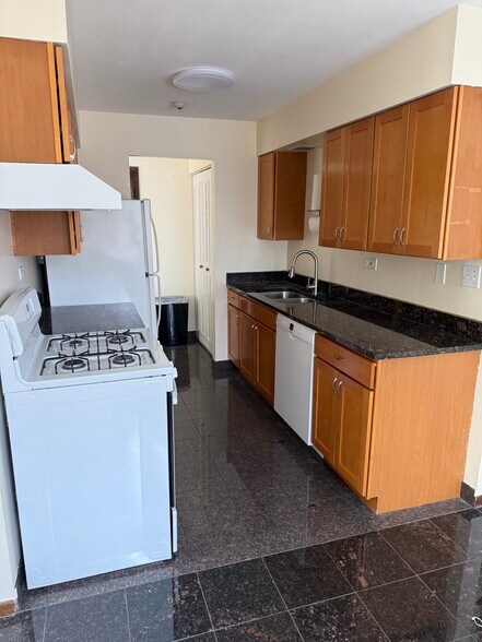 Building Photo - 110 W 65th St