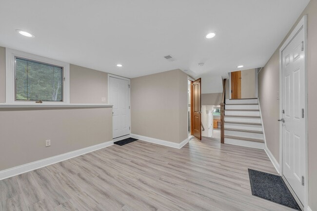 Building Photo - 370 Holland Ln
