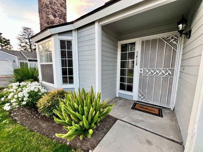 Building Photo - $2,295 Villa & Barstow, 3 Bedroom Condo - ...