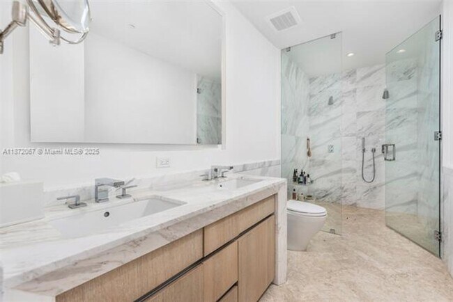 Building Photo - 2831 S Bayshore Dr