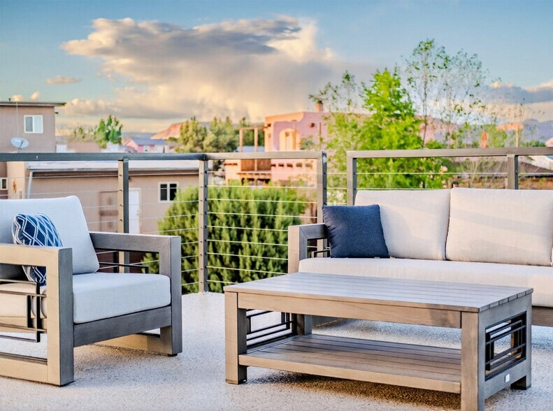 Building Photo - 736 W Rider Dr