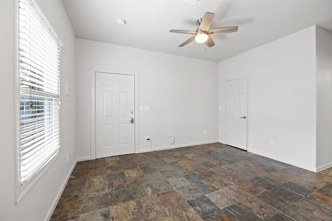 Building Photo - 631 Cortlandt St