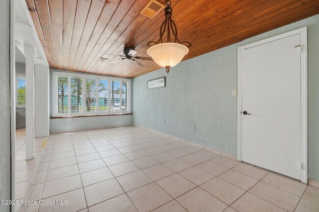 Building Photo - 394 Royal Palm Dr