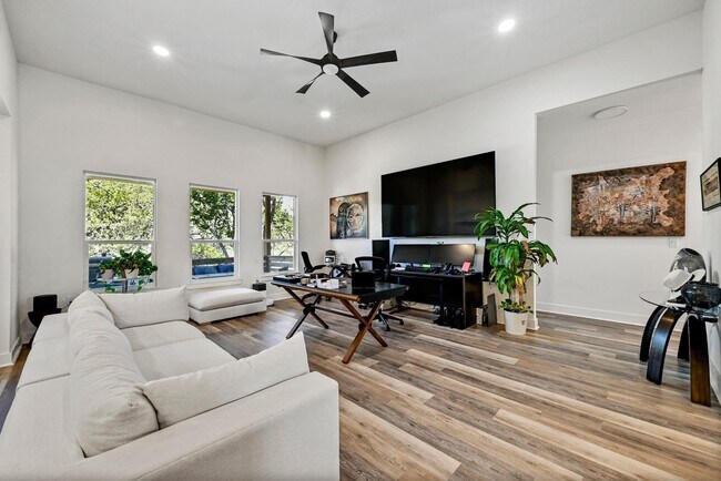 Building Photo - 104 Desert Rose S