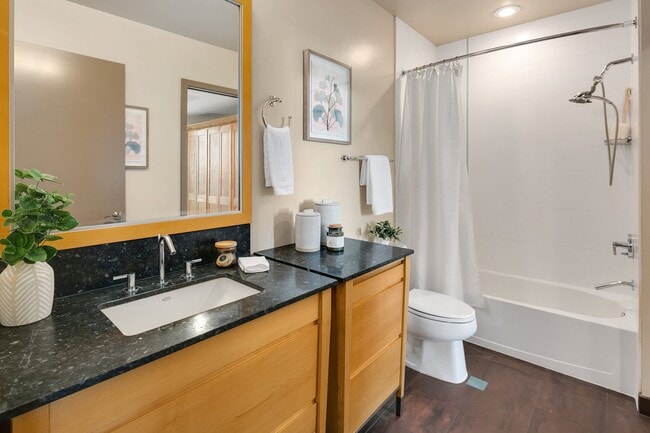 Building Photo - 2033 2nd Ave