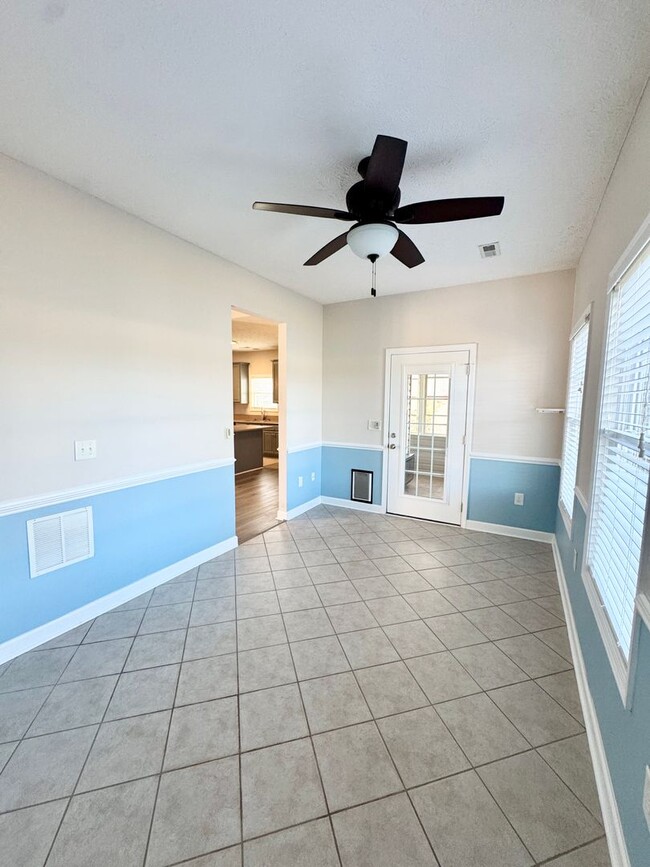 Building Photo - SPACIOUS WATERFRONT 3 bed/3.5 bath with loft/flex space