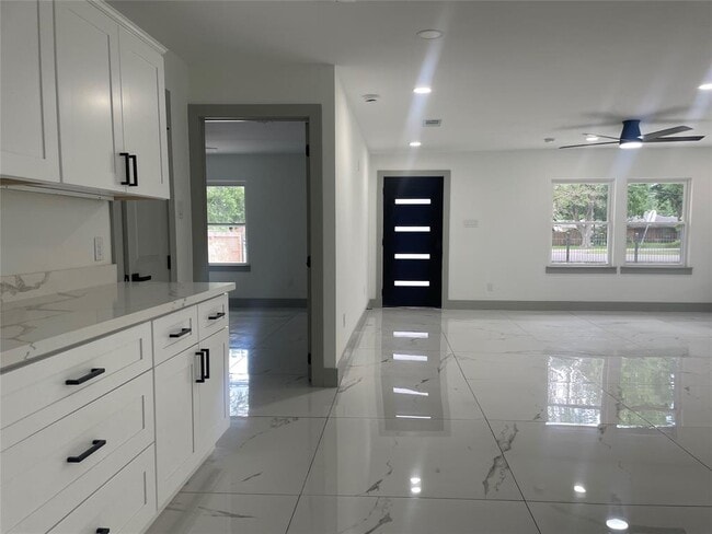 Building Photo - 7005 Kopman Dr