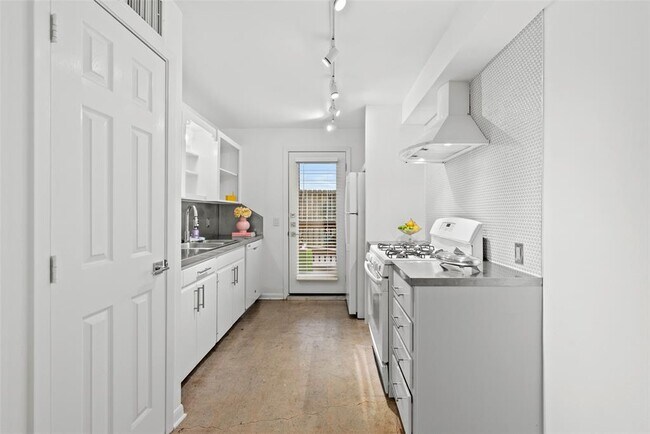 Building Photo - 217 E 12th St