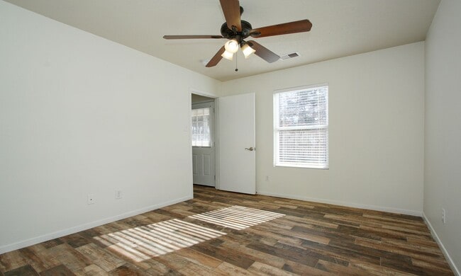 Building Photo - For Lease | 4 Bed, 2.5 Bath |2,314 Sq Ft |...