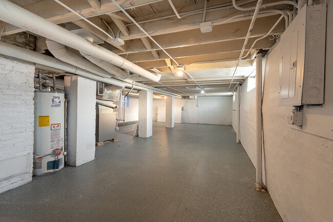 Building Photo - 29 W 33rd Pl