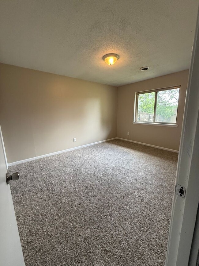 Building Photo - 3 BEDROOM 2 BATH HOUSE CENTRAL HEAT & AIR, UTILITIES ARE EGW, FENCED YARD, 2 CAR CARPORT, W/D HOO...