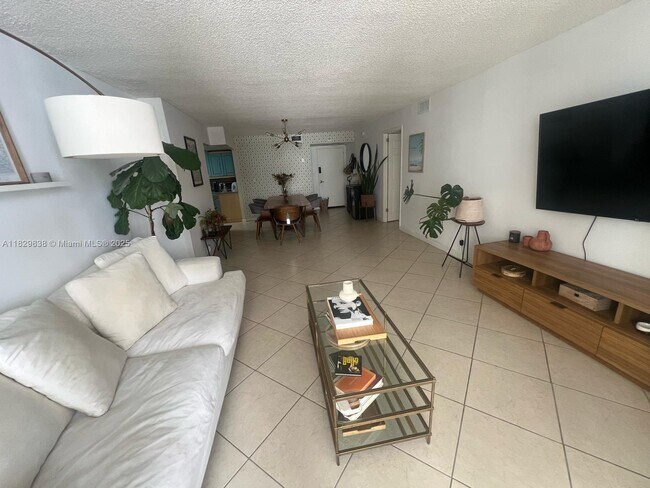 Building Photo - 6039 Collins Ave