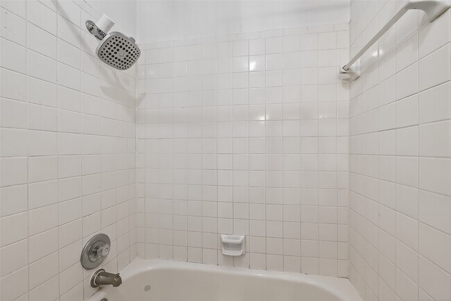 Building Photo - 13925 Hollowgreen Dr