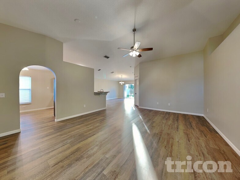 Building Photo - 864 Vanderbilt Dr