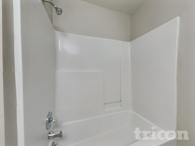 Building Photo - 101 N Lakeside Dr